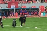 王钰栋和机器人冲冲为吴越杯揭幕战嘉兴队对衢州队的比赛开球